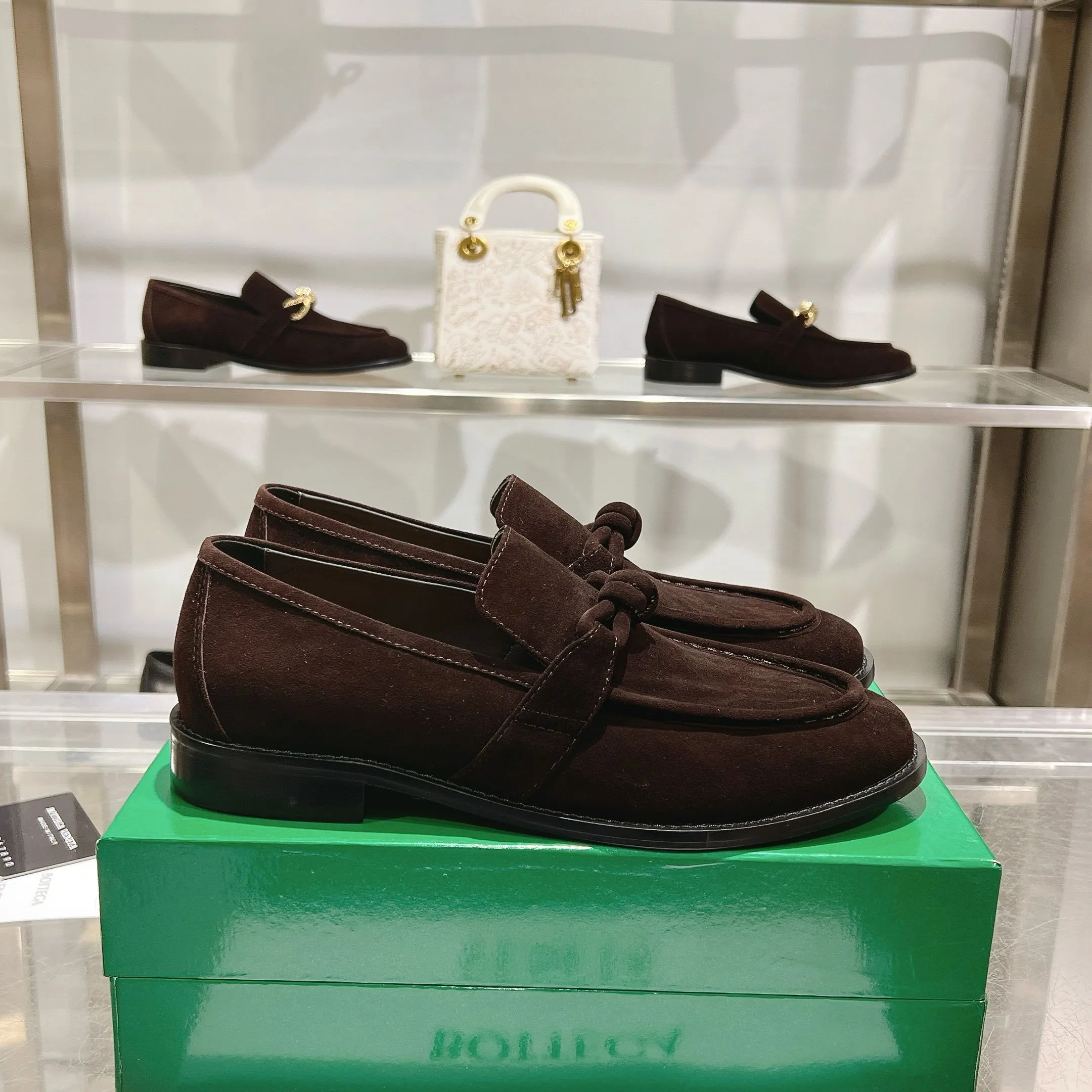 [BV] Top P: 820💰 Couple size: female 35-39 (female 40 custom-made) male 39-44 (38.45 non-refundable) Bottega Veneta 2025 counter synchronization style! Small round toe loafers! Imported leather outsole! High-grade cashmere! Solid color Niuli! Original board developed leather buckle